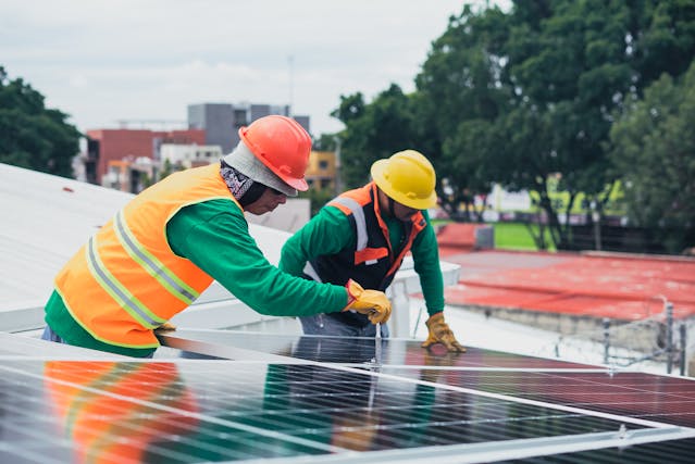 How long do solar panels and batteries last